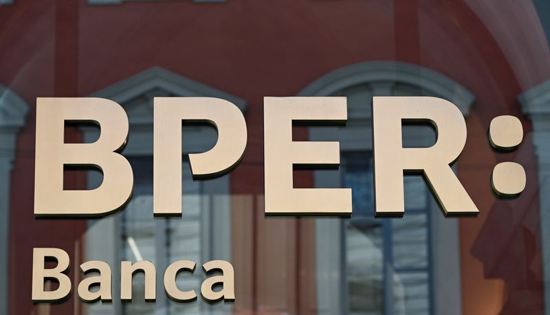 &copy; Reuters. Il logo di Bper Banca all'esterno di una filiale mentre l'amministratore delegato della banca Piero Montani presenta un nuovo piano industriale, a Milano, Italia, 10 giugno 2022. REUTERS/Flavio Lo Scalzo