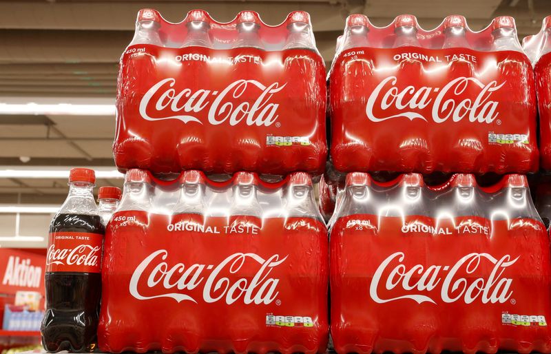 &copy; Reuters. FILE PHOTO: Bottles of Coca-Cola are displayed at a supermarket of Swiss retailer Denner in Glattbrugg, Switzerland June 26, 2020. Picture taken June 26, 2020. REUTERS/Arnd Wiegmann/File Photo