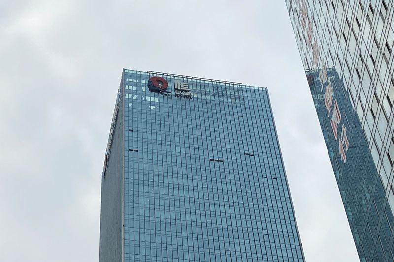 &copy; Reuters. FILE PHOTO: A partially removed company logo of China Evergrande Group is seen on the facade of its headquarters in Shenzhen, Guangdong province, China January 10, 2022. REUTERS/David Kirton/File Photo