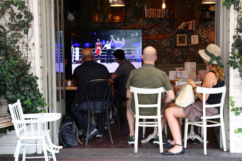 &copy; Reuters. FILE PHOTO: Paris 2024 Olympics - Paris, France - July 31, 2024 People watching the boxing in a cafe in Paris REUTERS/Stephanie Lecocq/File Photo