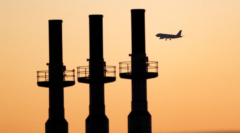 &copy; Reuters. FILE PHOTO: A plane lands at Fiumicino airport in Rome, Italy, January 31, 2023. REUTERS/Remo Casilli/File Photo