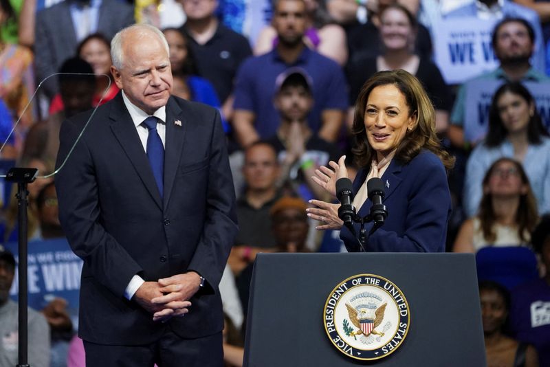 &copy; Reuters. U.S. Vice President and Democratic presidential candidate Kamala Harris speaks next to her newly chosen vice presidential running mate Minnesota Governor Tim Walz during a campaign rally in Philadelphia, Pennsylvania, U.S., August 6, 2024. REUTERS/Kevin L