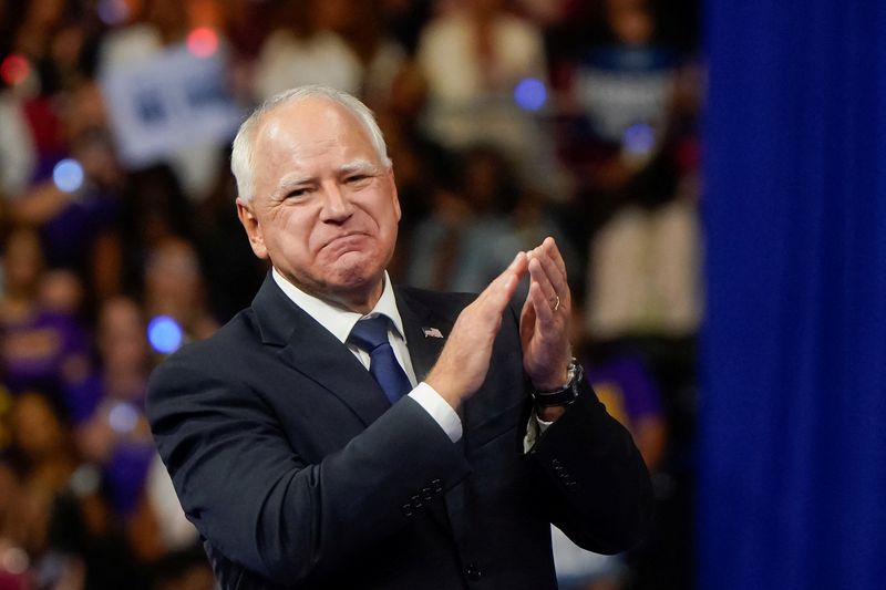 &copy; Reuters. Vice presidential nominee Minnesota Governor Tim Walz applauds during a campaign rally with U.S. Vice President and Democratic presidential candidate Kamala Harris in Philadelphia, Pennsylvania, U.S., August 6, 2024. REUTERS/Elizabeth Frantz