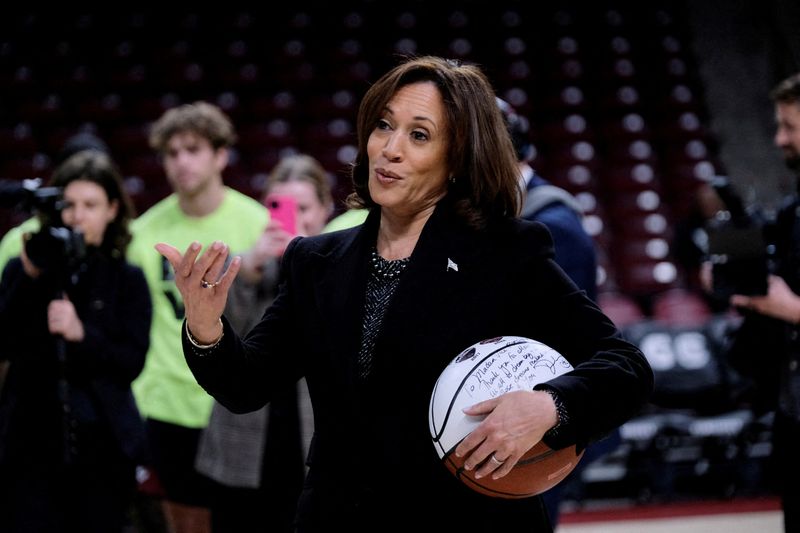 © Reuters. FILE PHOTO: FILE PHOTO: U.S. Vice President Kamala Harris holds a ball signed by the members of the currently number 1 ranked women's NCAA basketball team South Carolina Gamecocks during a visit in Columbia, South Carolina, U.S., January 15, 2024.  REUTERS/Kevin Wurm/File Photo/File Photo