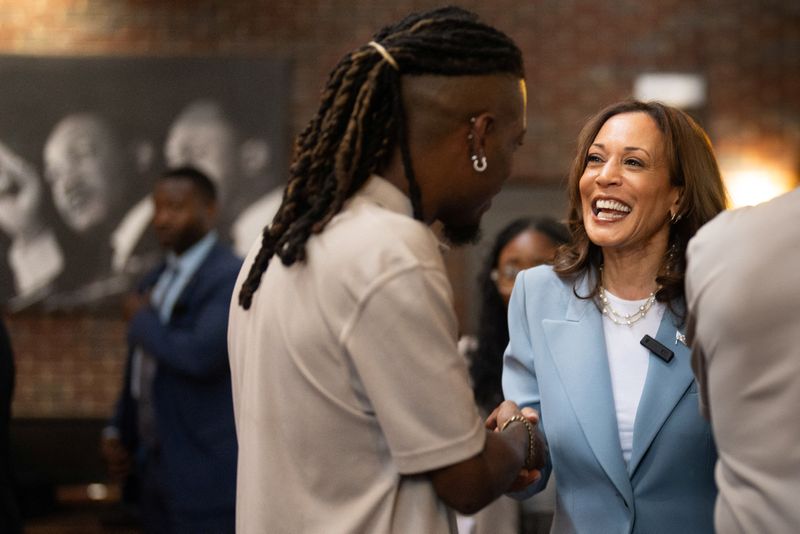 &copy; Reuters. FILE PHOTO: U.S. Vice President Kamala Harris visits Paschal's, a historic Black-owned restaurant in Atlanta, Georgia, U.S., July 30, 2024. Erin Schaff/Pool via REUTERS/File Photo