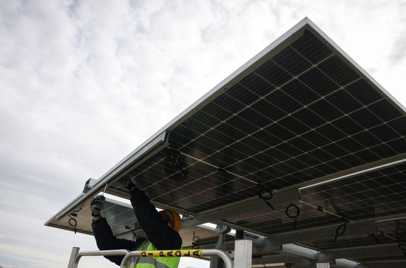 &copy; Reuters. Un operaio installa un pannello solare bifacciale da 540 W presso un parco di pannelli solari del fornitore di energia Enel Green Power, a Trino, Italia, 5 marzo 2024. REUTERS/Claudia Greco/ 