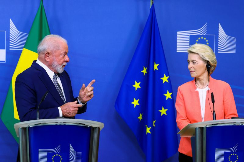 &copy; Reuters. Presidente Luiz Inácio Lula da Silva conversa com a presidente da União Europeia, Ursula von der Leyen, em Bruxelasn17/07/2023 REUTERS/Yves Herman