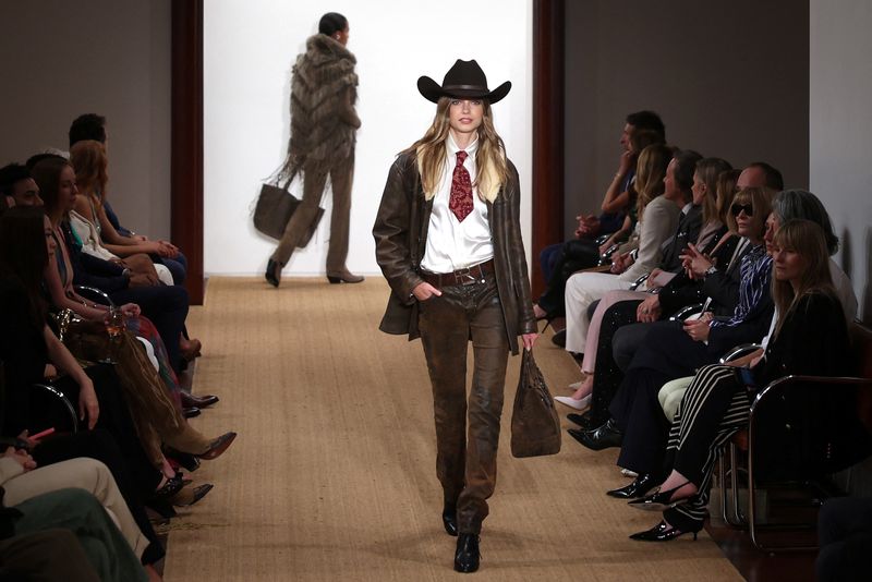 © Reuters. A model presents a creation from the Ralph Lauren Fall/Holiday 2024 collection in New York City, April 29, 2024. REUTERS/Mike Segar/File Photo