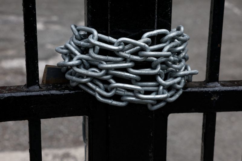 © Reuters. A chain is wrapped around the bars of a gate at the Abdullah Quilliam Mosque, amid rioting across the country in which mosques and Muslims have been targets, in Liverpool, Britain August 6, 2024. REUTERS/Manon Cruz