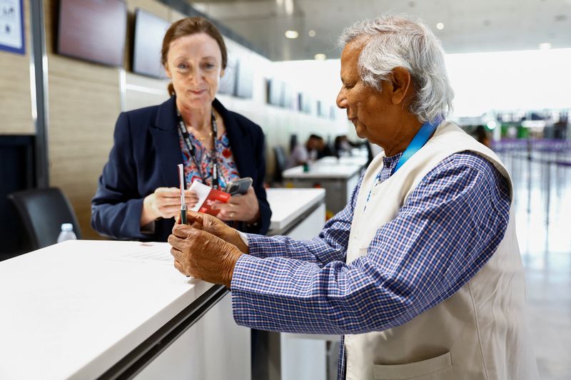 © Reuters. Nobel laureate Muhammad Yunus, who was recommended by Bangladeshi student leaders as the head of the interim government in Bangladesh, arrives at Paris Charles de Gaulle airport in Roissy-en-France, France August 7, 2024. REUTERS/Abdul Saboor