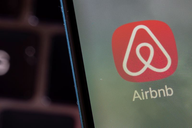 &copy; Reuters. Logo do Airbnb aparece em tela de telefone celular em foto de ilustraçãon27/02/2022 REUTERS/Dado Ruvic