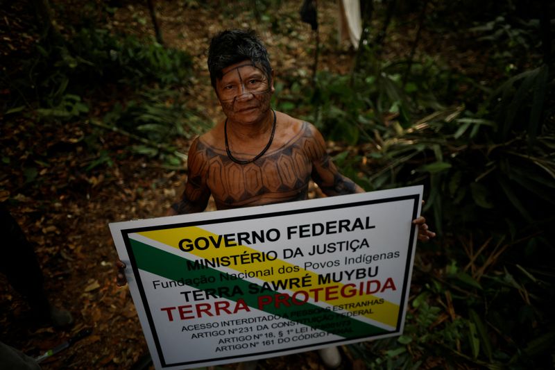 &copy; Reuters. Cacique Juarez Saw, da aldeia Sawré Muybu, com placa para demarcação de território em Itaiatuba, no Parán19/07/2024nREUTERS/Adriano Machado