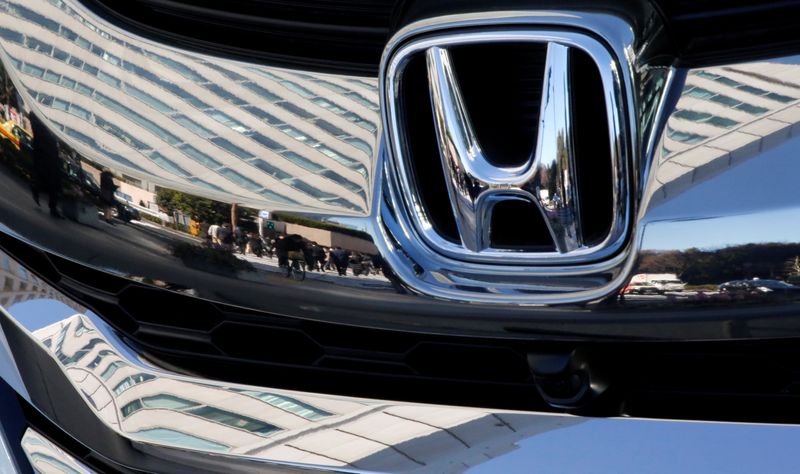 &copy; Reuters. Logo da Honda em veículo fabricado pela montadora na sede da empresa em Tóquion02/02/2017 REUTERS/Toru Hanai