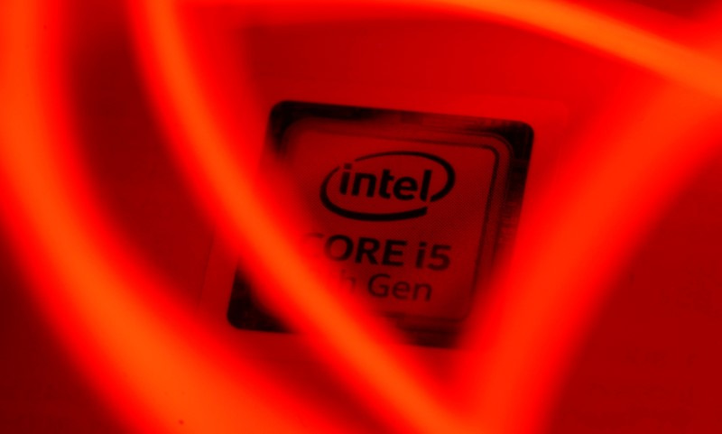 &copy; Reuters. Logo da Intel atrás de luzes de LED em foto de ilustraçãon05/01/2018 REUTERS/Dado Ruvic