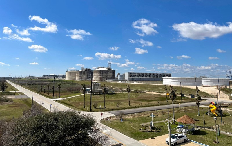 ©Reuters. FILE PHOTO: Storage tanks and gas refrigeration units are seen at Freeport LNG, the second largest exporter of US liquefied natural gas, near Freeport, Texas, US, February 11, 2023. Reuters/Arathy Somasekhar/File Photo