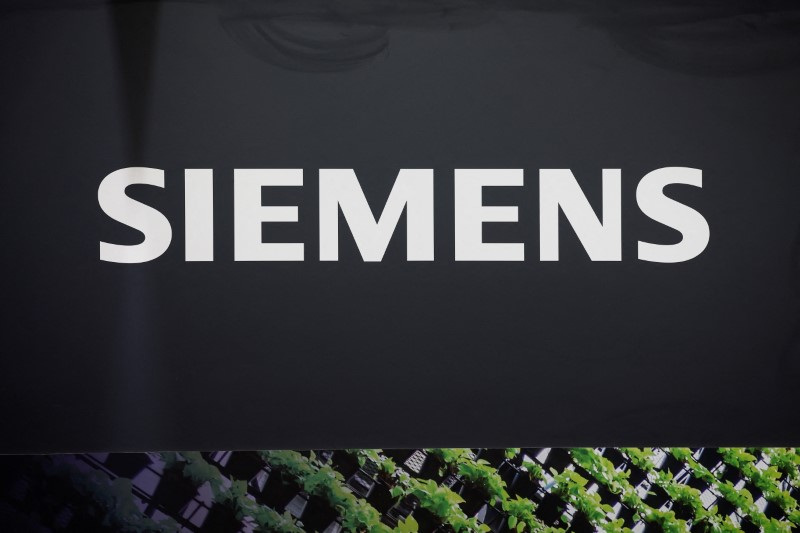 &copy; Reuters. The logo of Siemens is pictured at Global Industrie exhibition in Villepinte near Paris, France, March 26, 2024. REUTERS/Benoit Tessier/File Photo