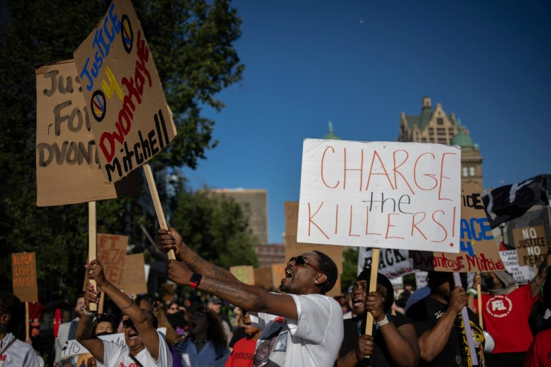 © Reuters. Family and friends of Samuel “Jah” Sharpe Jr., D’Vontaye Mitchell and Calveyon Adonte Jeans, take part in a  “Justice” march along the perimeter of the Republican National Convention in Milwaukee, Wisconsin, U.S., July 18, 2024.  REUTERS/Adrees Latif/File Photo