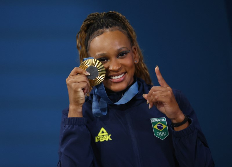 &copy; Reuters. Rebeca Andrade mostra medalha de ouro conquistada no solo durante a competição de ginástica na Olimpíada Paris 2024 n05/08/2024 REUTERS/Hannah Mckay