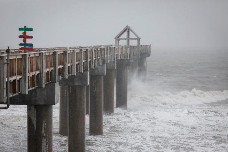 © Reuters. Waves crash into Surfside Beach pier as Tropical Storm Debby drifts in the East Coast, in Surfside Beach, South Carolina, U.S., August 7, 2024. REUTERS/Marco Bello