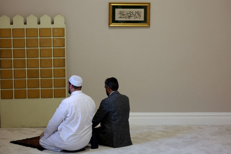 © Reuters. Muslims pray in the Abdullah Quilliam Mosque, amid rioting across the country in which mosques and Muslims have been targets, in Liverpool, Britain August 6, 2024. REUTERS/Manon Cruz