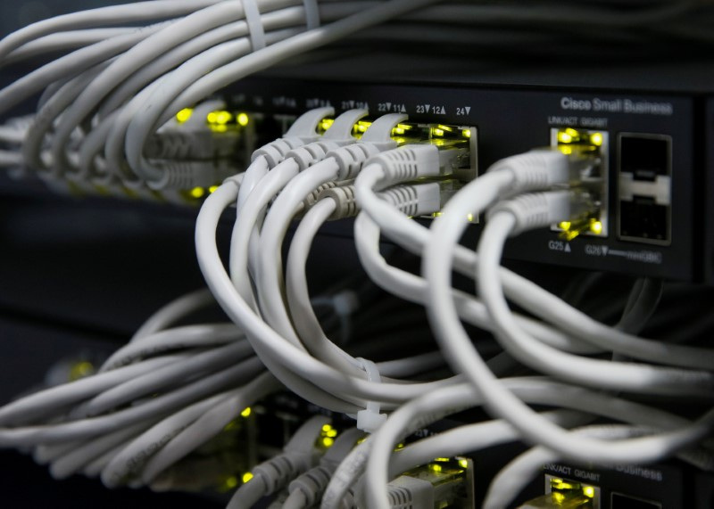 © Reuters. File photo of ethernet cables used for internet connection. Picture taken July 26, 2017. REUTERS/Valentyn Ogirenko