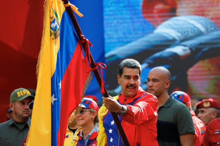 © Reuters. FILE PHOTO: Venezuela's President Nicolas Maduro holds a flag during a rally to commemorate 20 years since the anti-imperialist declaration of the late President Hugo Chavez, in Caracas, Venezuela, February 29, 2024. REUTERS/Leonardo Fernandez Viloria/File Photo