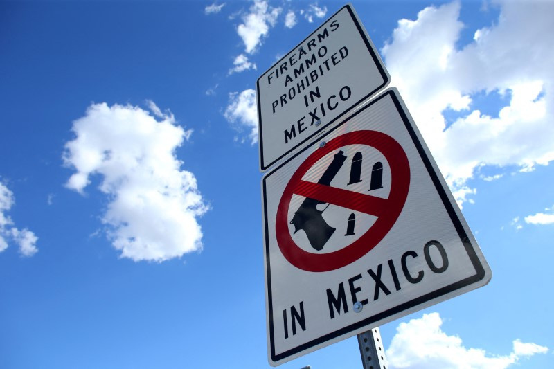 © Reuters. FILE PHOTO: A sign warning drivers that firearms and ammunition are prohibited in Mexico is seen at the U.S.-Mexico border in Nogales, Arizona, United States, October 9, 2016. REUTERS/Mike Blake/File Photo