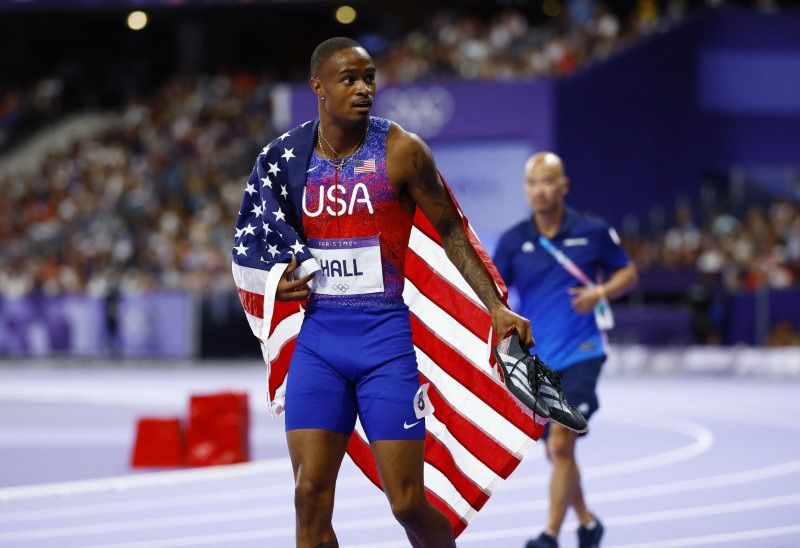 Olympics-Athletics-Fast-finishing Hall takes 400m gold for US