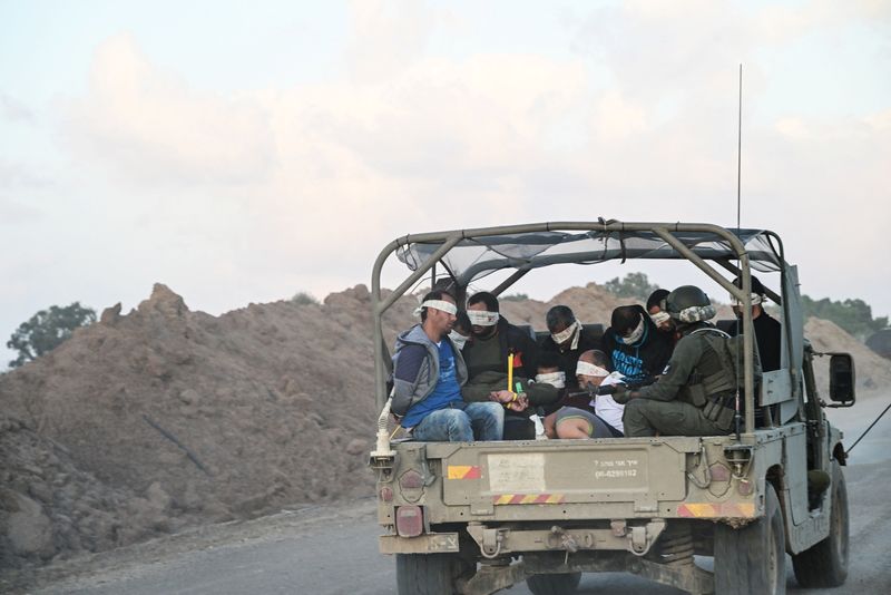 &copy; Reuters. FILE PHOTO: Israel's military transports Palestinian detainees from the Gaza Strip, amid the ongoing conflict between Israel and the Palestinian Islamist group Hamas, near Israel's border with Gaza, in southern Israel, November 20, 2023. REUTERS/Yossi Zel