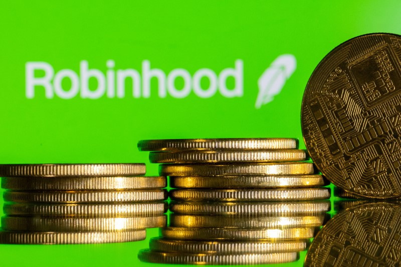 &copy; Reuters. FILE PHOTO: Robinhood logo and representations of cryptocurrency are seen in this illustration taken December 12, 2023. REUTERS/Dado Ruvic/Illustration/File Photo