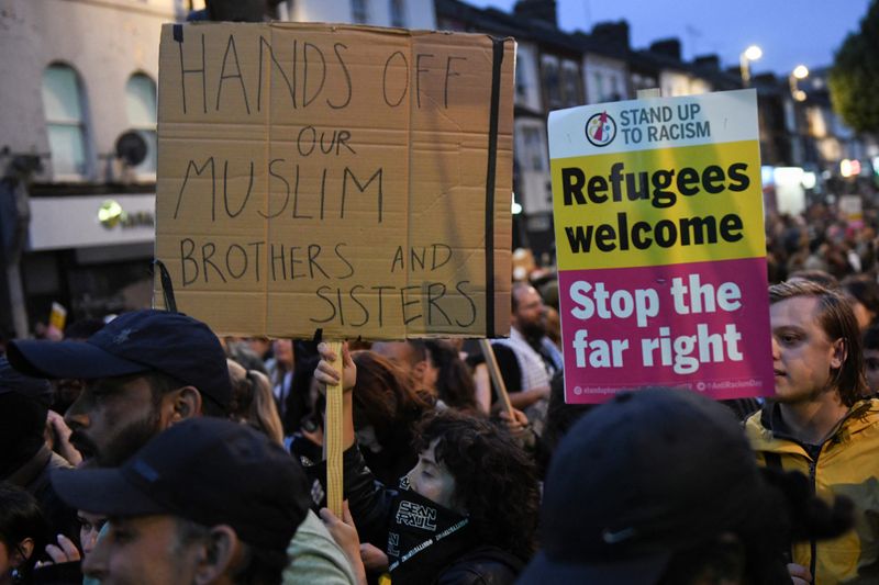 © Reuters. People gather against an an anti-immigration protest, in London, Britain, August 7, 2024. REUTERS/Chris J Ratcliffe