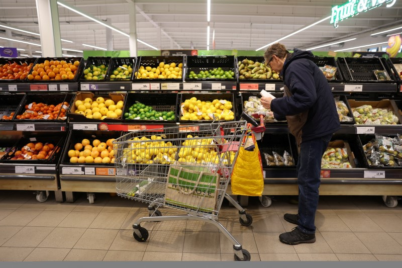 &copy; Reuters. A customer shops in the fruit aisle inside a Sainsbury's supermarket, in Richmond, West London, Britain February 21, 2024. REUTERS/Isabel Infantes/File Photo