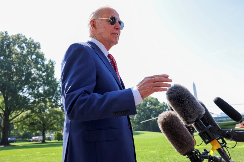 © Reuters. U.S. President Joe Biden speaks to reporters at the South Lawn of the White House before departing on travel to Wilmington, Delaware in Washington, U.S., August 2, 2024. REUTERS/Kevin Mohatt/File Photo