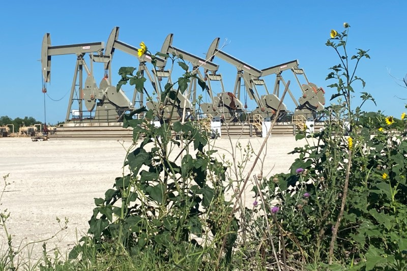 © Reuters. FILE PHOTO: A Marathon Oil well site is seen in Texas, U.S., May 18, 2020. REUTERS/Jennifer Hiller/ File Photo