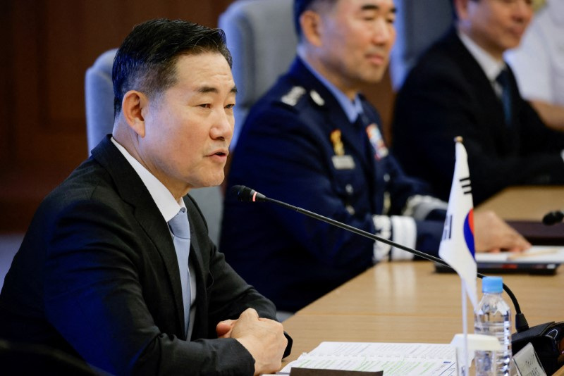 © Reuters. South Korean Defense Minister Shin Won-sik talks during the meeting with Japanese Defense Minister Minoru Kihara at the Defense Ministry in Tokyo, Japan July 28, 2024. REUTERS/Androniki Chrostodoulou/Pool/File photo