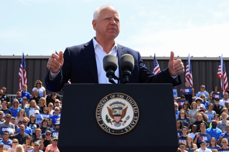 © Reuters. Democratic vice presidential running mate Minnesota Governor Tim Walz attends a campaign event in Eau Claire, Wisconsin, U.S., August 7, 2024.  REUTERS/Kevin Mohatt