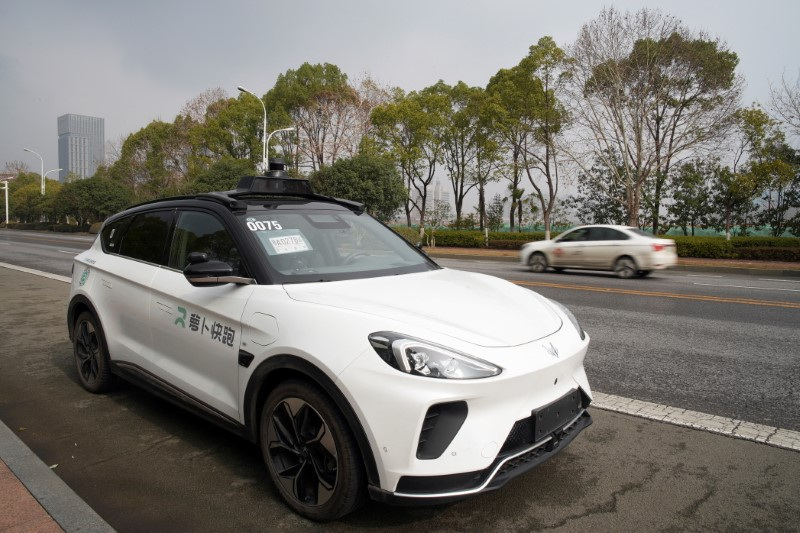 &copy; Reuters. FILE PHOTO: A car of Baidu's driverless robotaxi service Apollo Go is seen on a road in Wuhan, Hubei province, China February 24, 2023. REUTERS/Josh Arslan/File Photo