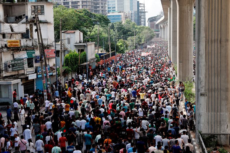 © Reuters. FILE PHOTO: People celebrate the resignation of Prime Minister Sheikh Hasina in Dhaka, Bangladesh, August 5, 2024. REUTERS/Mohammad Ponir Hossain/File Photo