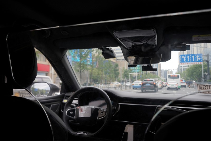 © Reuters. A driverless car by Apollo Go, Baidu's robotaxi service, drives on a road in Wuhan, Hubei province, China July 19, 2024. REUTERS/Sarah Wu