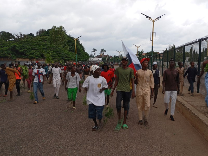 © Reuters. A man holds a Russian flag, as Nigerians protest in the streets during anti-government demonstrations against what organisers say are bad governance and economic hardship, in Kaduna state, Nigeria August 5, 2024. REUTERS/Stringer/File Photo