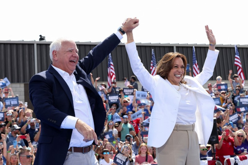 © Reuters. U.S. Vice President and Democratic presidential candidate Kamala Harris and her running mate Minnesota Governor Tim Walz hold a campaign event in Eau Claire, Wisconsin, U.S., August 7, 2024.  REUTERS/Kevin Mohatt