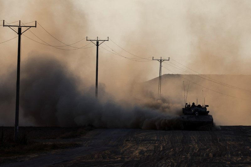 &copy; Reuters. FILE PHOTO: A tank manoeuvres near the Israel-Gaza border, amid the ongoing conflict between Israel and Hamas, in Israel, August 7, 2024. REUTERS/Amir Cohen/File Photo