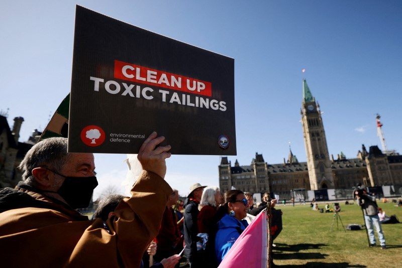 © Reuters. FILE PHOTO: Demonstrators rally against Imperial Oil’s ongoing tailings pond leak, on Parliament Hill in Ottawa, Ontario, Canada April 20, 2023. REUTERS/Blair Gable