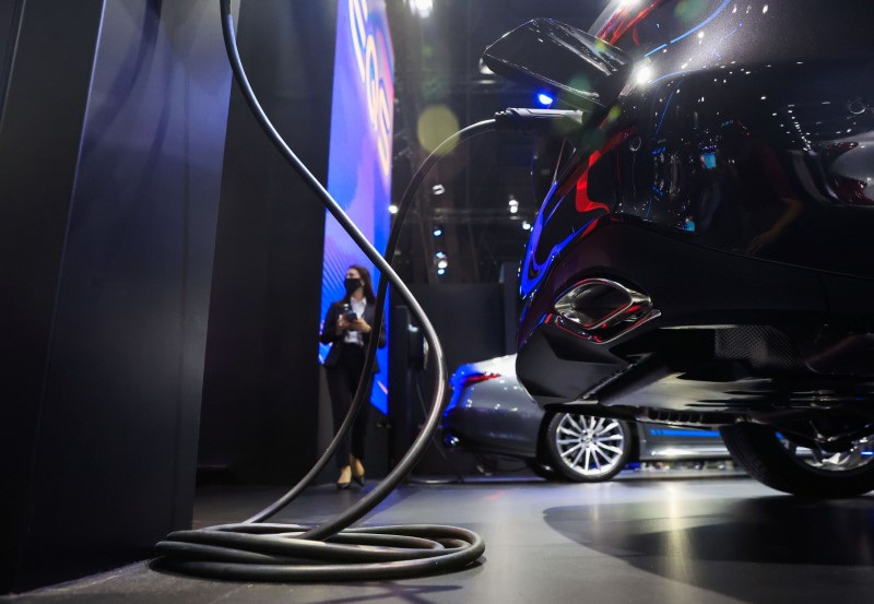 &copy; Reuters. FILE PHOTO: An EV car has been charged at the Bangkok International Motor Show in Bangkok, Thailand, March 30, 2022. REUTERS/Soe Zeya Tun/File Photo