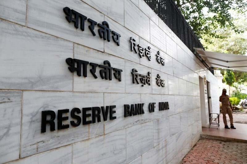 © Reuters. FILE PHOTO: A police officer stands guard in front of the Reserve Bank of India (RBI) head office in Mumbai, India, August 9, 2016. REUTERS/Danish Siddiqui