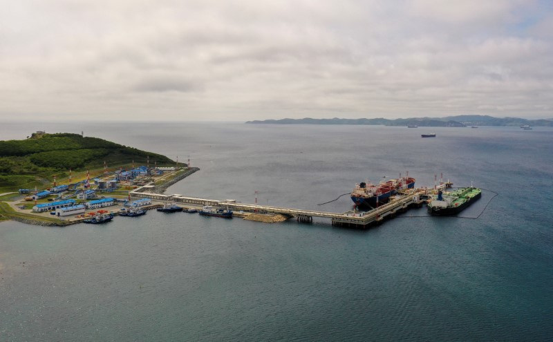 ©Reuters. FILE PHOTO: An aerial view shows the Kozmino crude oil terminal on the shore of Nakhodka Bay near the port city of Nakhodka, Russia, June 13, 2022. Photo taken by drone. REUTERS/Tatiana Meel/File photo