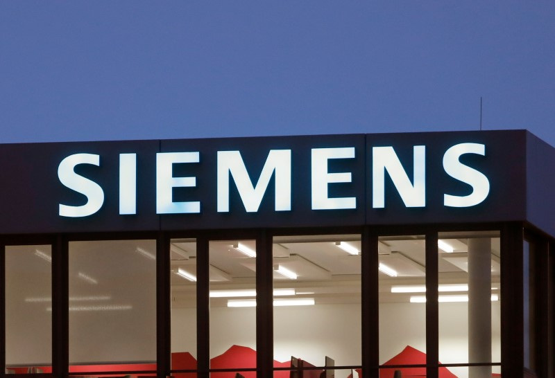 &copy; Reuters. FILE PHOTO: The logo of German industrial group Siemens is seen at an office building in Zug, Switzerland December 1, 2021. REUTERS/Arnd Wiegmann/File Photo