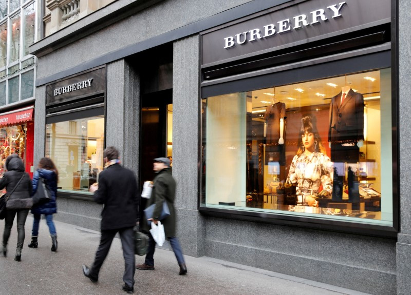 &copy; Reuters. FILE PHOTO: People walk past a store of British luxury brand Burberry at the Bahnhofstrasse shopping street in Zurich, Switzerland December 10, 2018. REUTERS/Arnd Wiegmann/File Photo