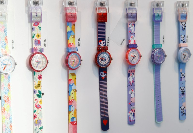 © Reuters. FILE PHOTO: Flik Flak children watches are seen at the shop of Swiss watch manufacturer Swatch in Zurich, Switzerland April 14, 2021. REUTERS/Arnd Wiegmann/File Photo