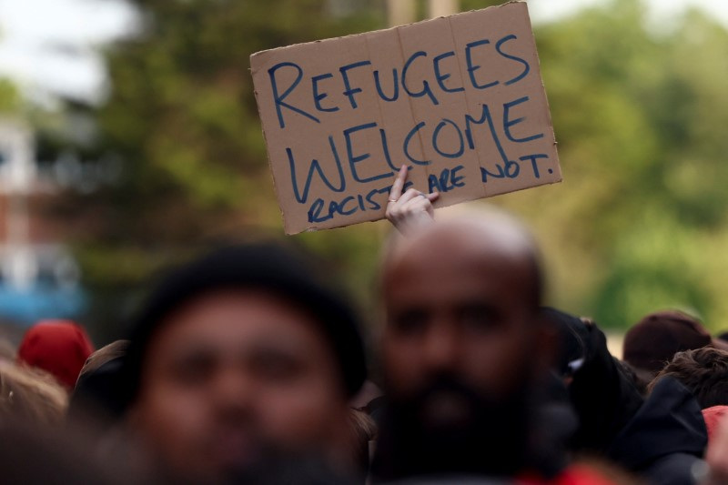 © Reuters. People gather against an an anti-immigration protest, in Liverpool , Britain, August 7, 2024. REUTERS/Yves Herman